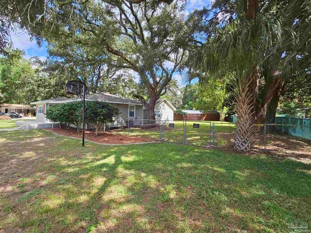 202 Edgewater Dr, Pensacola, FL 32507