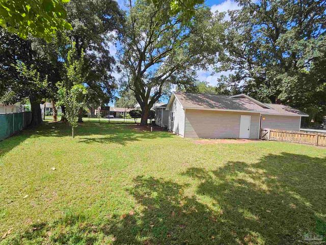 202 Edgewater Dr, Pensacola, FL 32507