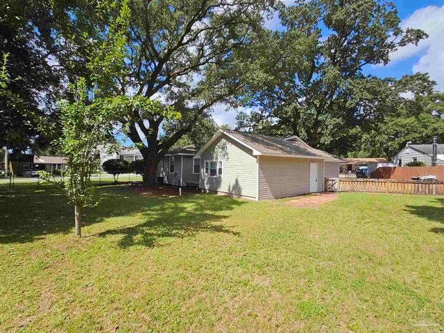 202 Edgewater Dr, Pensacola, FL 32507