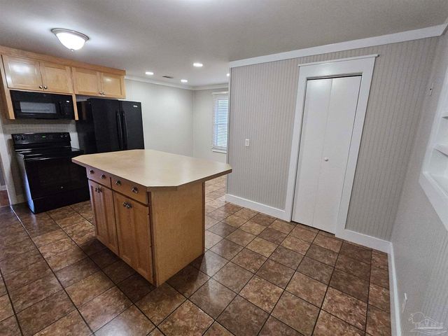 202 Edgewater Dr, Pensacola, FL 32507