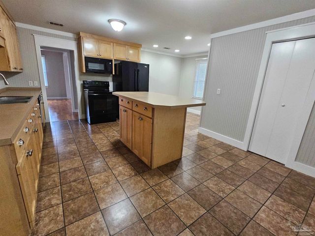 202 Edgewater Dr, Pensacola, FL 32507
