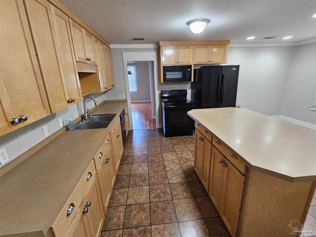 202 Edgewater Dr, Pensacola, FL 32507