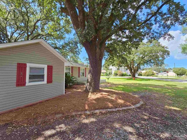 202 Edgewater Dr, Pensacola, FL 32507