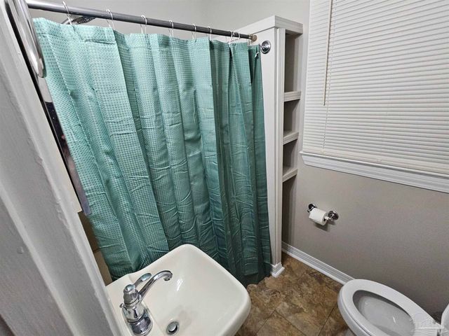202 Edgewater Dr, Pensacola, FL 32507