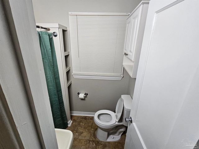 202 Edgewater Dr, Pensacola, FL 32507