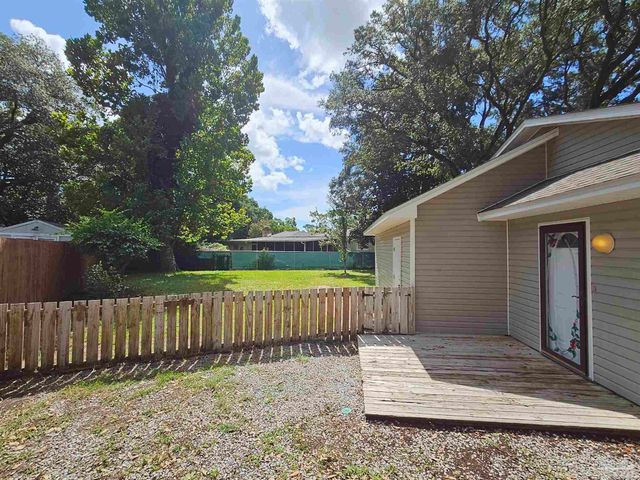 202 Edgewater Dr, Pensacola, FL 32507