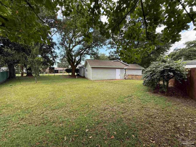 202 Edgewater Dr, Pensacola, FL 32507