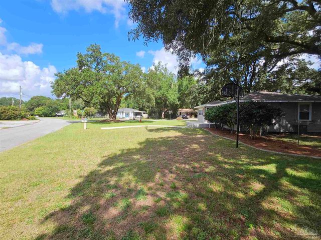 202 Edgewater Dr, Pensacola, FL 32507