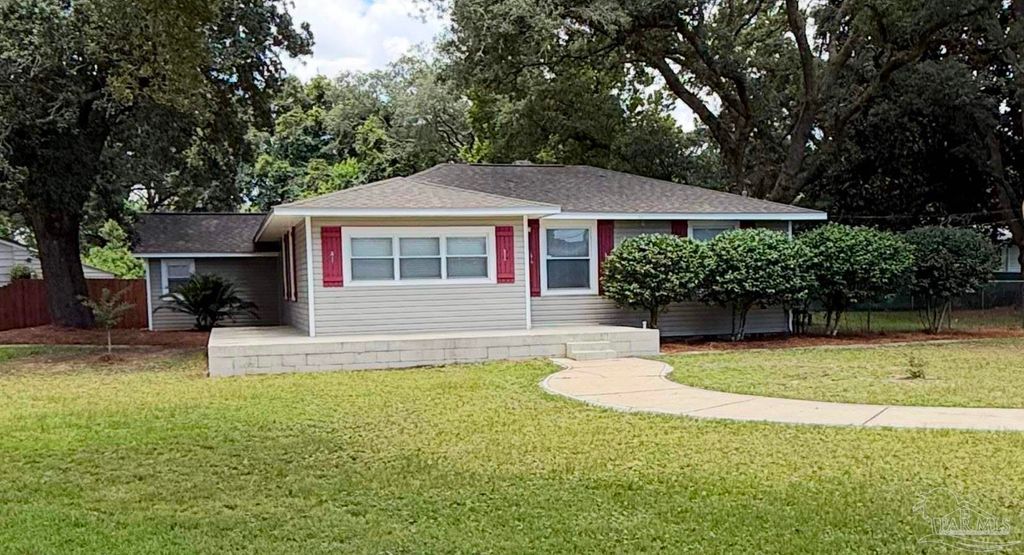 202 Edgewater Dr, Pensacola, FL 32507