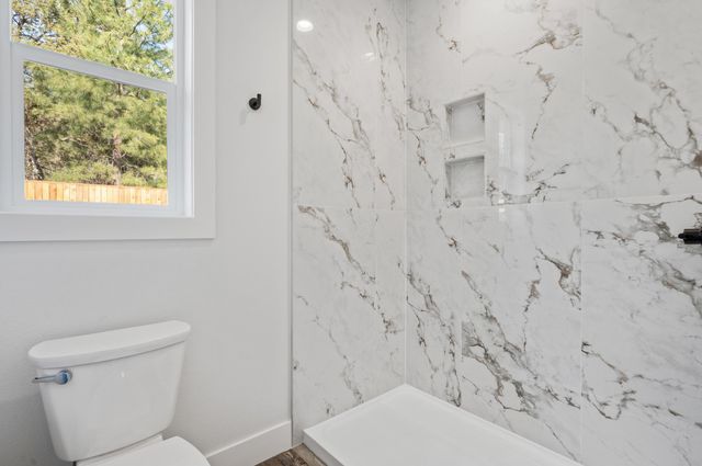 1199 Orange Blossom Drive, Klamath Falls, OR 97601