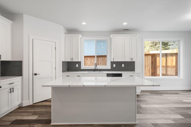 1199 Orange Blossom Drive, Klamath Falls, OR 97601