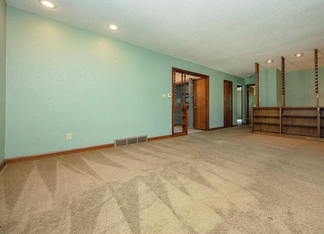 1923 4th Ave NW, Waverly, IA 50677