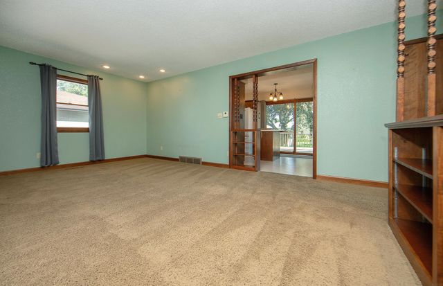 1923 4th Ave NW, Waverly, IA 50677