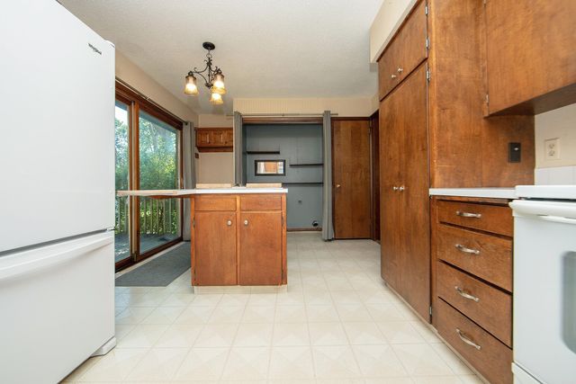 1923 4th Ave NW, Waverly, IA 50677