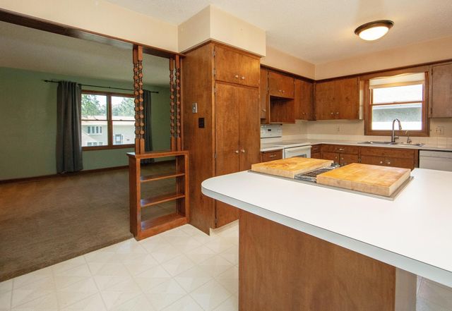 1923 4th Ave NW, Waverly, IA 50677