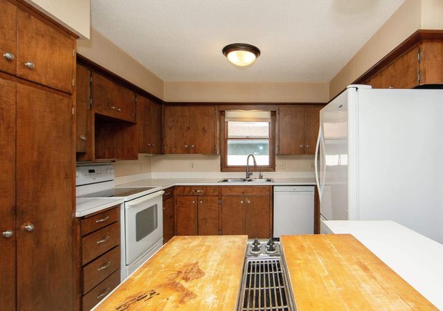 1923 4th Ave NW, Waverly, IA 50677