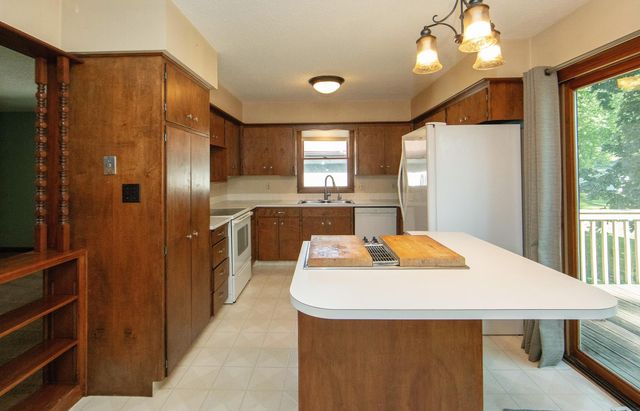 1923 4th Ave NW, Waverly, IA 50677