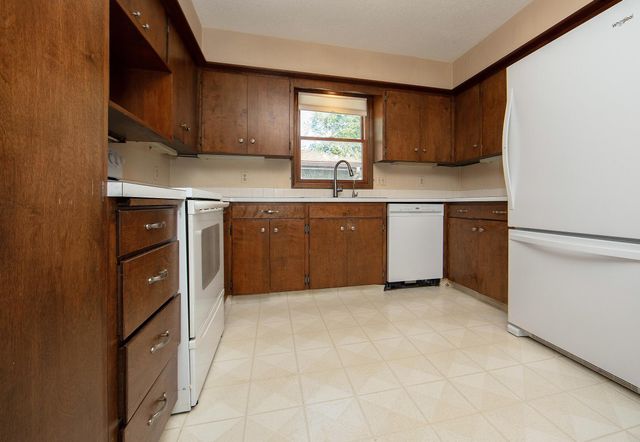 1923 4th Ave NW, Waverly, IA 50677