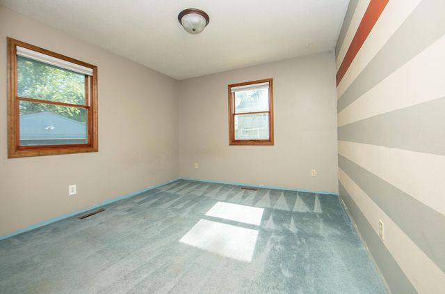1923 4th Ave NW, Waverly, IA 50677