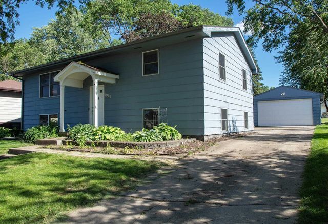 1923 4th Ave NW, Waverly, IA 50677