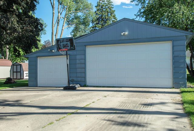 1923 4th Ave NW, Waverly, IA 50677