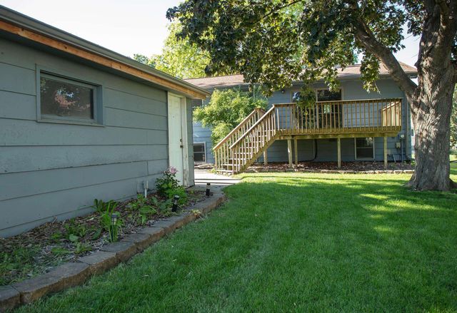 1923 4th Ave NW, Waverly, IA 50677