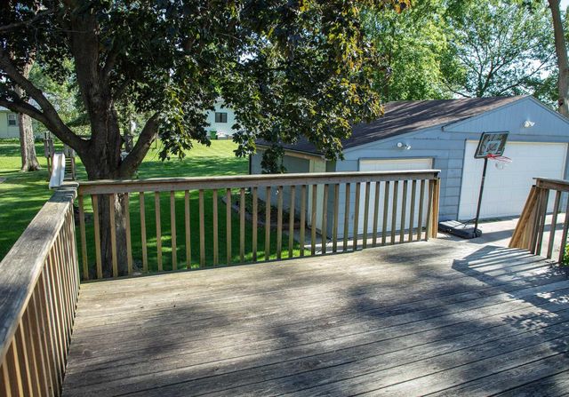 1923 4th Ave NW, Waverly, IA 50677