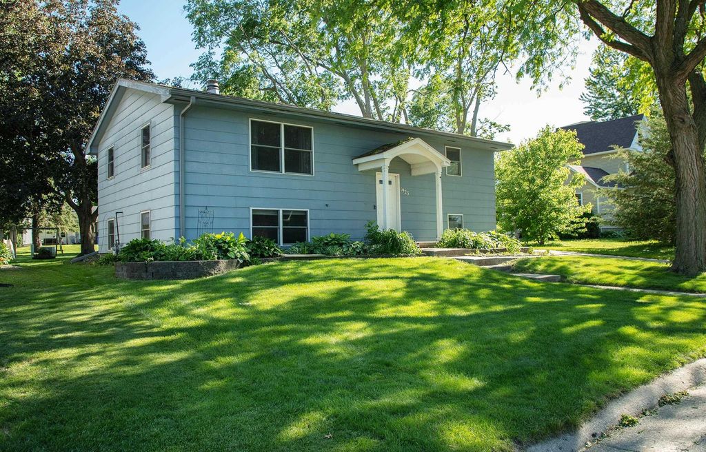 1923 4th Ave NW, Waverly, IA 50677