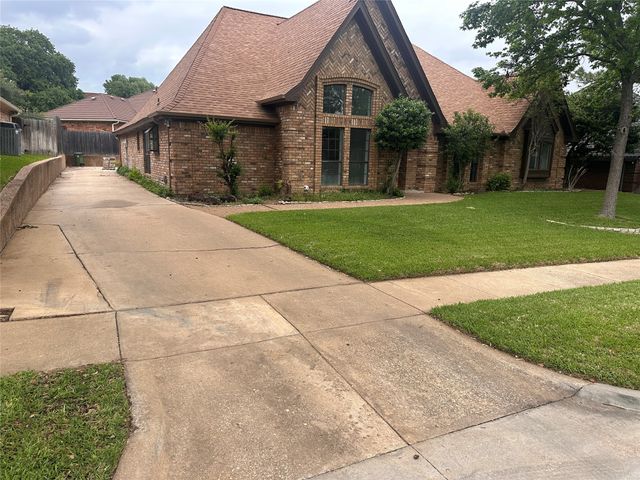 532 Evergreen Drive, Hurst, TX 76054