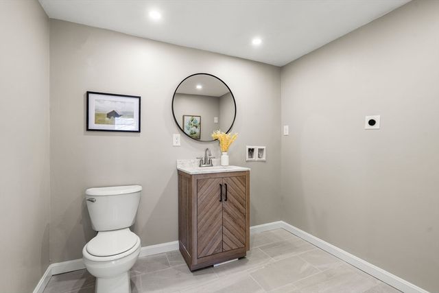 25 River Rd, Merrimac, MA 01860