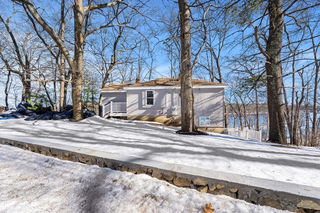 25 River Rd, Merrimac, MA 01860