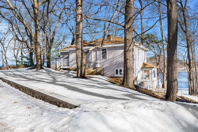 25 River Rd, Merrimac, MA 01860