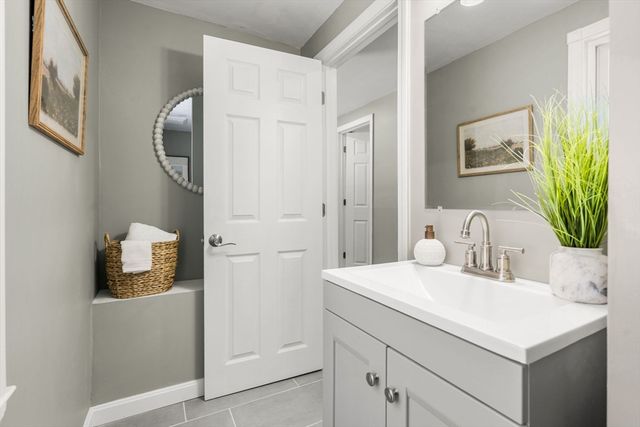 25 River Rd, Merrimac, MA 01860