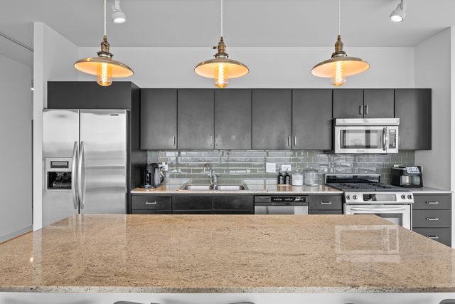 860 W Blackhawk Street 1702, Chicago, IL 60642