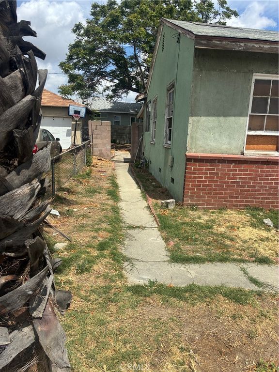 Image 5 of property listing at 560 W Cornell, Rialto, CA 92376