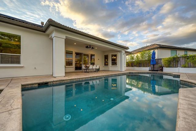 640 Russell Dr, Folsom, CA 95630