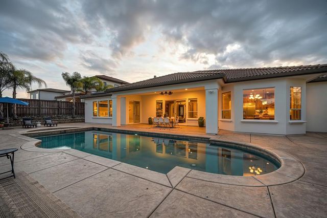 640 Russell Dr, Folsom, CA 95630