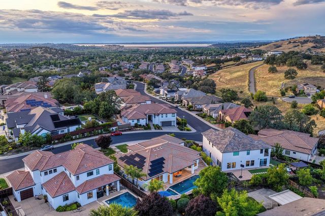 640 Russell Dr, Folsom, CA 95630