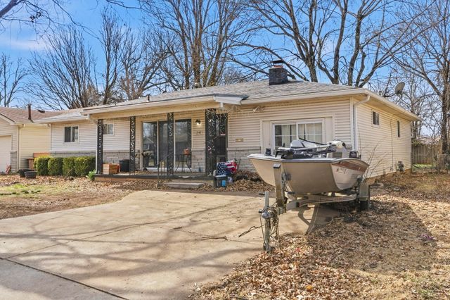 1949 S Broadway Avenue, Springfield, MO 65807