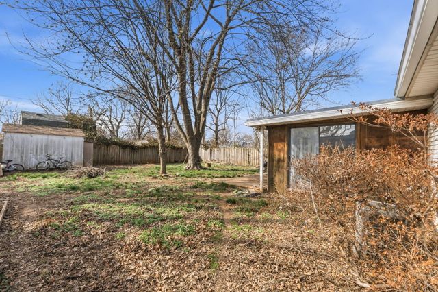 1949 S Broadway Avenue, Springfield, MO 65807