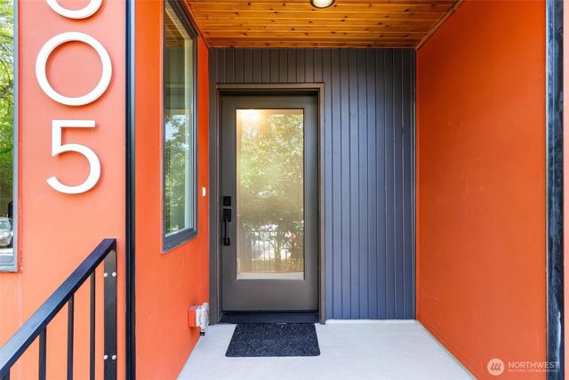 305 17th Avenue E, Seattle, WA 98112