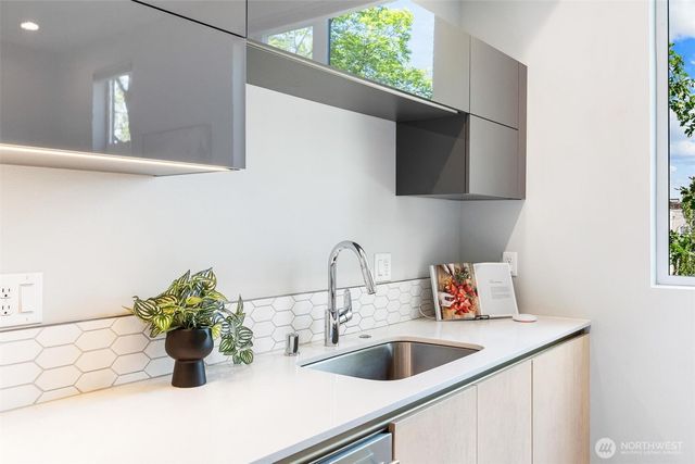 305 17th Avenue E, Seattle, WA 98112