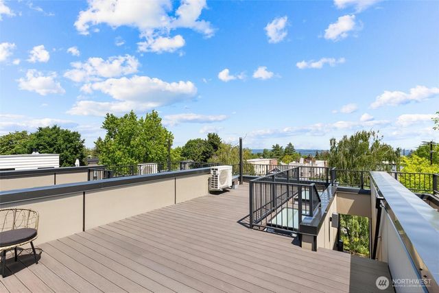 305 17th Avenue E, Seattle, WA 98112