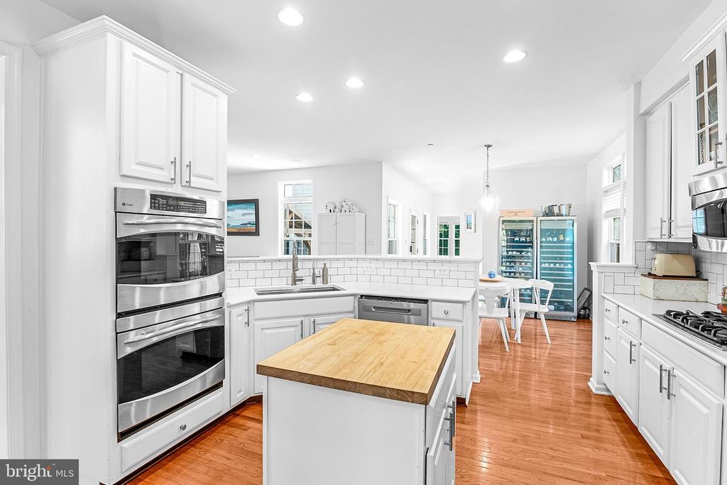 Image 4 of property listing at 8020 EASTON VILLAGE DR, Easton, MD 21601