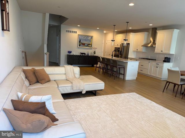 12 SPRING MILL RD, Ivyland, PA 18974