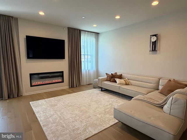 12 SPRING MILL RD, Ivyland, PA 18974