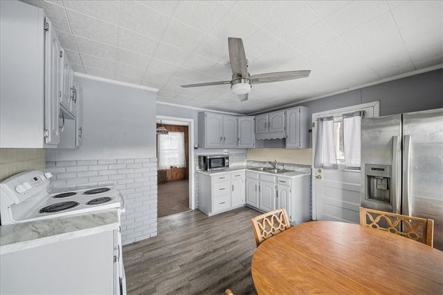 1060 Phillips St, Baden, PA 15005