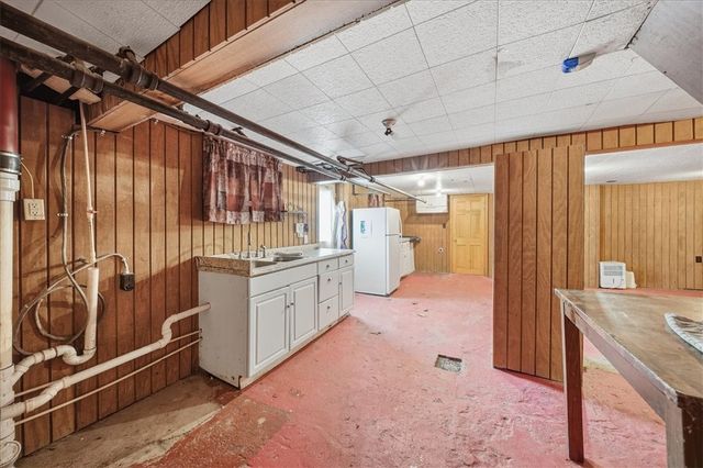 1060 Phillips St, Baden, PA 15005