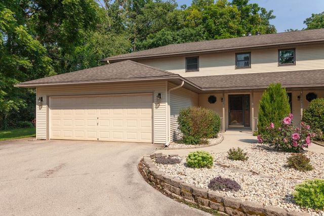 126 N Lapham Peak ROAD, Delafield, WI 53018