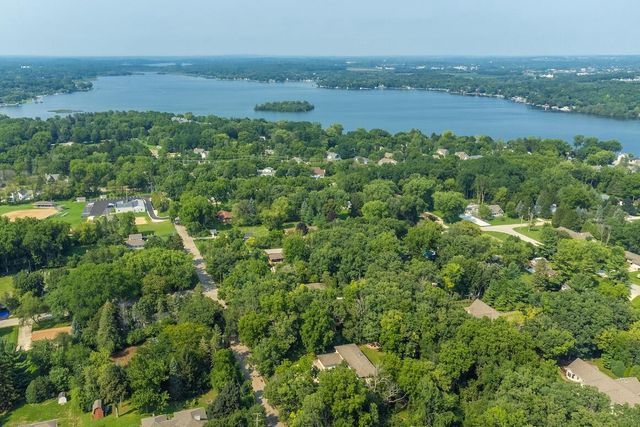 126 N Lapham Peak ROAD, Delafield, WI 53018
